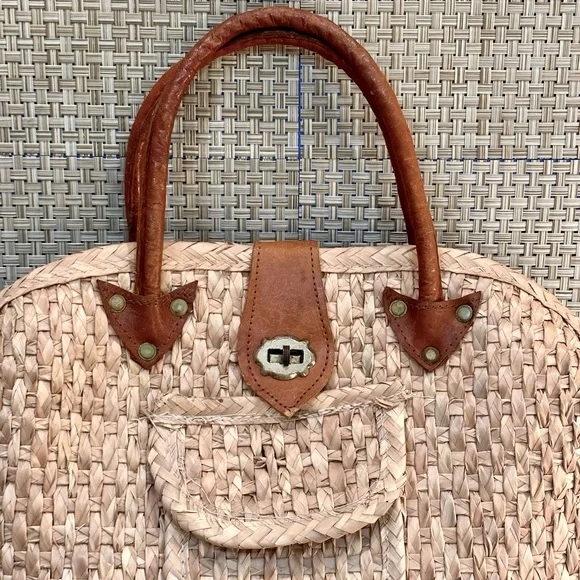 🌟HP🌟VTG 1980s Woven Palm Straw Handbag with Leather Accents - Picture 2 of 16